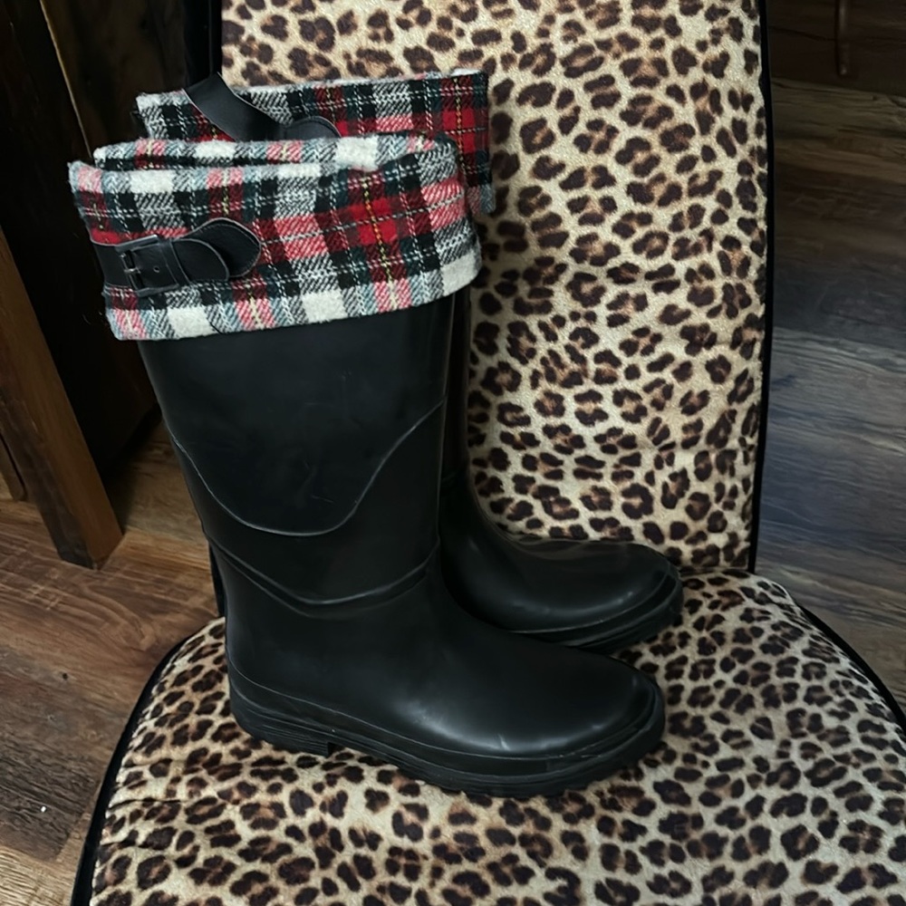 women’s size 9 black rain boots with plaid fleece rim
